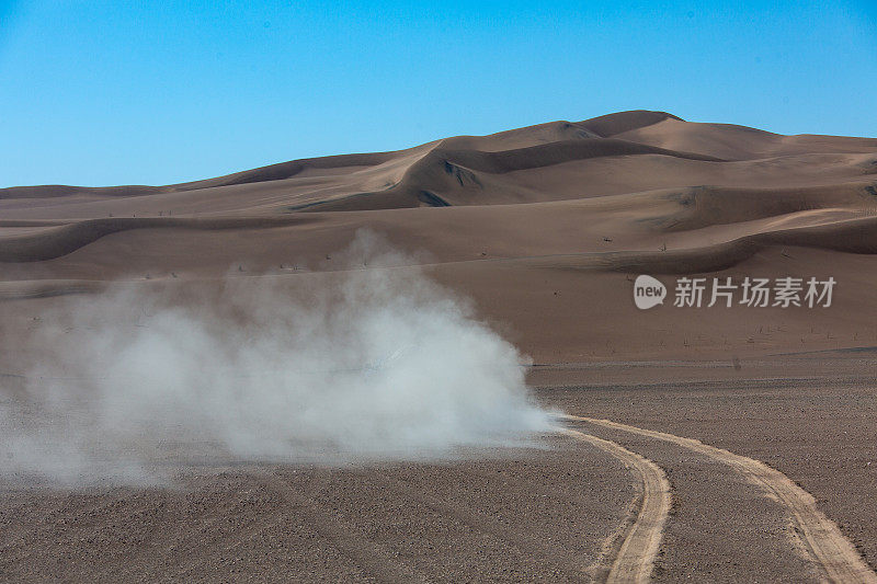 开车在Dasht-e Lut Dunes Iran